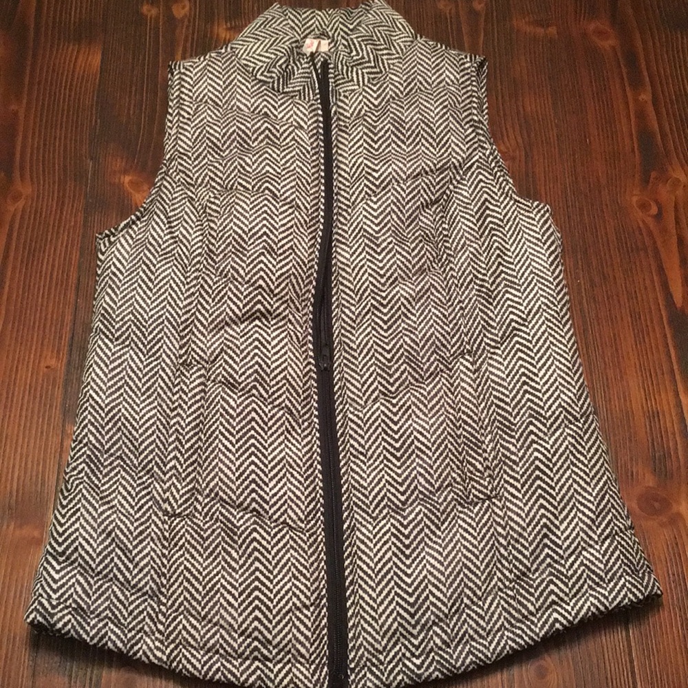 Black and white comfy zip up vest